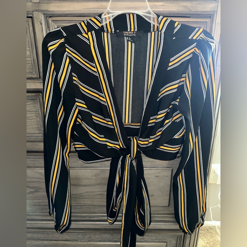 Womens Forever 21 Black and Gold Crop Top Shirt. size small.